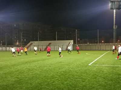 Il manto erboso � stato appena rifatto in sintetico, nuove sono anche le panchine e le porte, mentre dalla parte opposta rispetto al cancello di accesso vediamo una piccola tribuna che rivela la vera et� del centro sportivo che supera la trentina d�anni